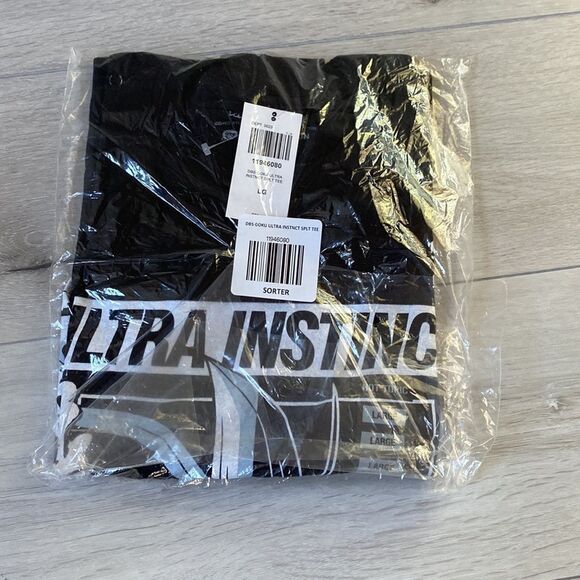 Hot topic Dragon Ball Super Goku Ultra Instinct Split T-Shirt L NWT in packaging - Picture 3 of 5